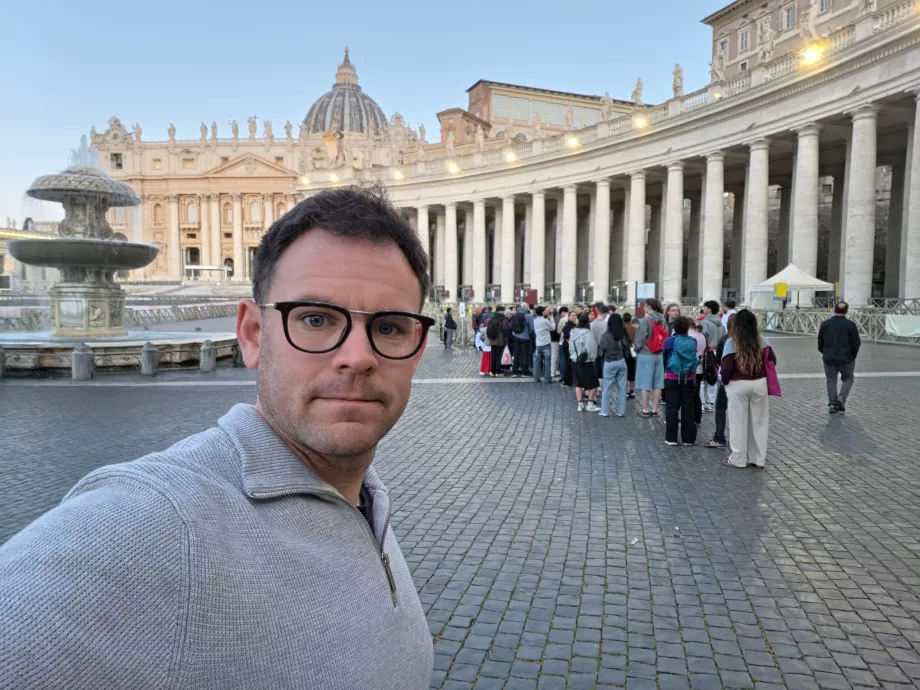 Courte file d'attente vers la basilique Saint-Pierre tôt le matin