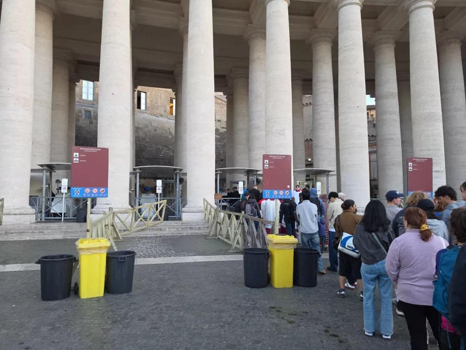 Contrôle de sécurité avant d'entrer dans la basilique Saint-Pierre