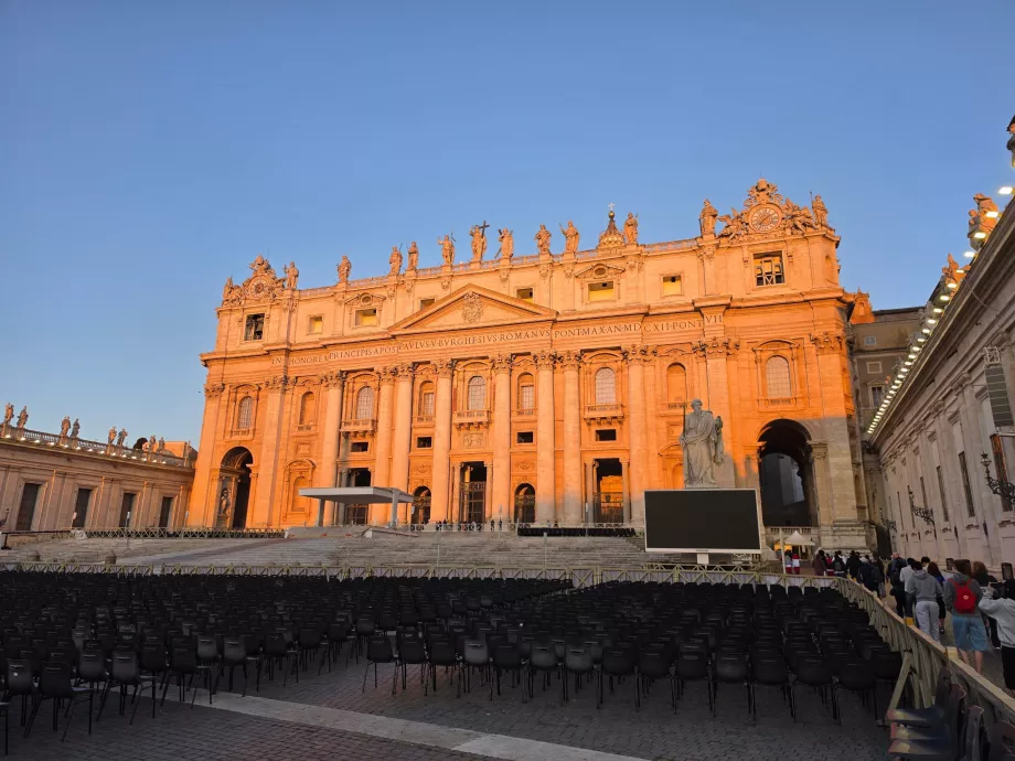 La basilique Saint-Pierre illuminée par le soleil du matin