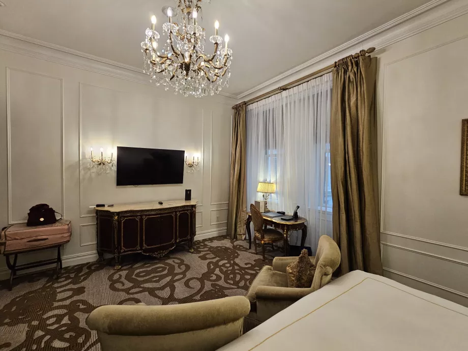 Chambre - TV et fenêtre