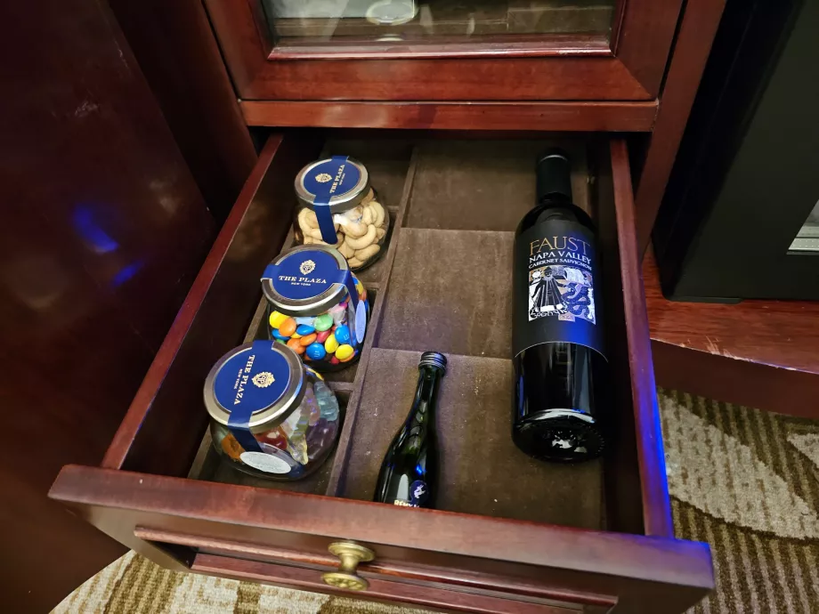 Friandises et vin dans le minibar