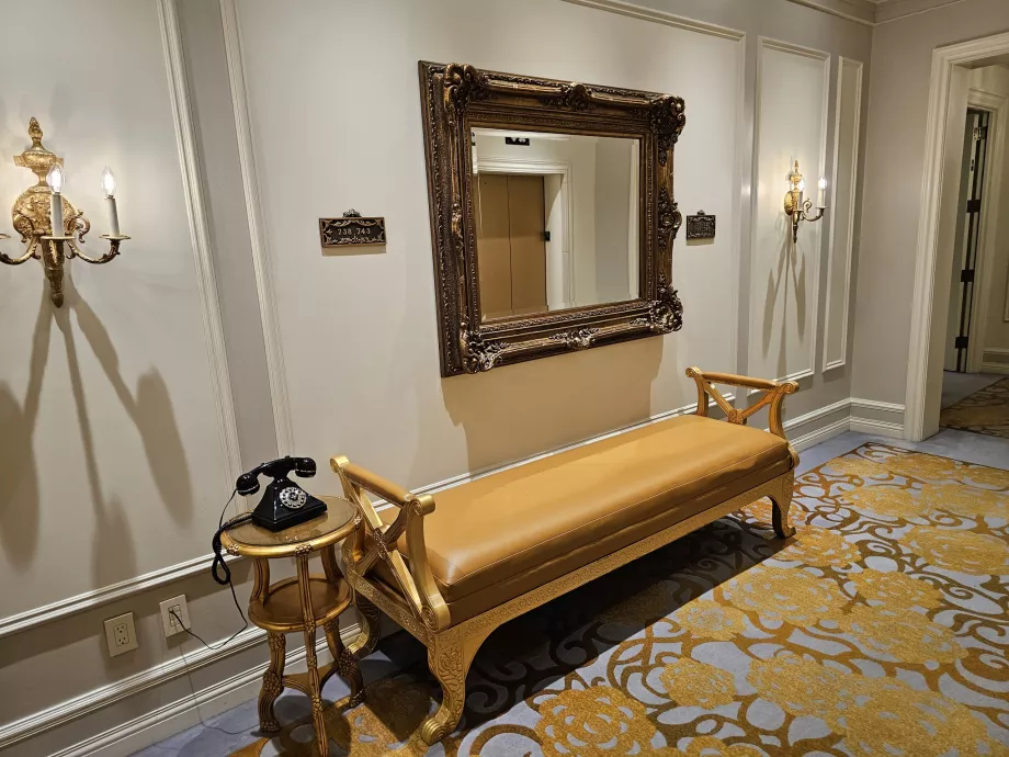 Canapé près de l'ascenseur