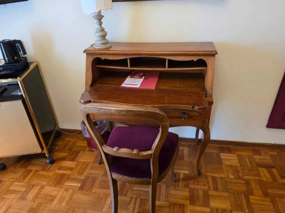Bureau dans la chambre