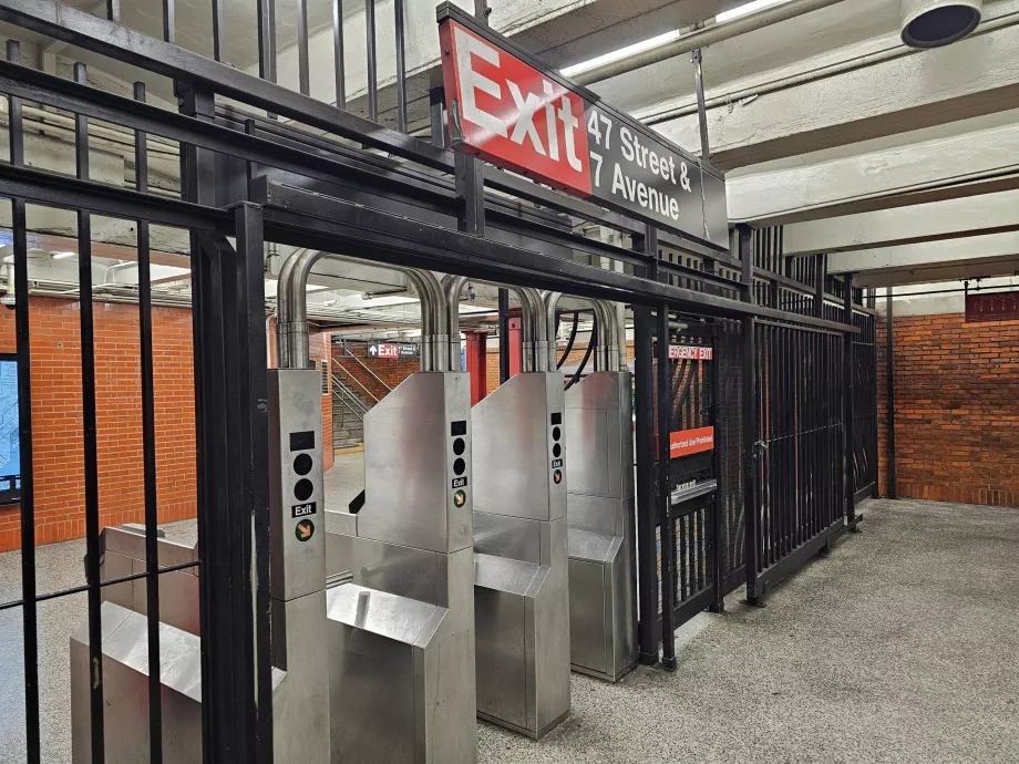 Sortie de la station de métro