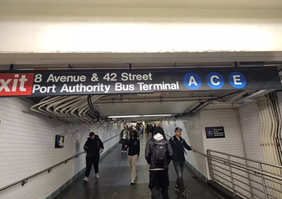 Panneaux d'orientation pour les correspondances de métro