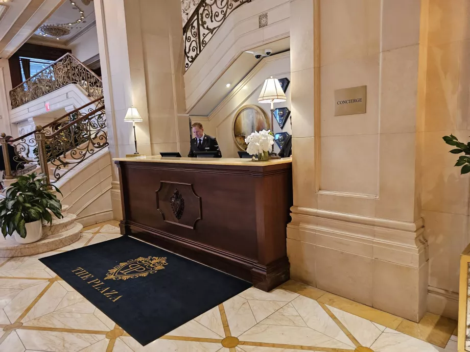 Concierge au rez-de-chaussée du hall principal de l'hôtel