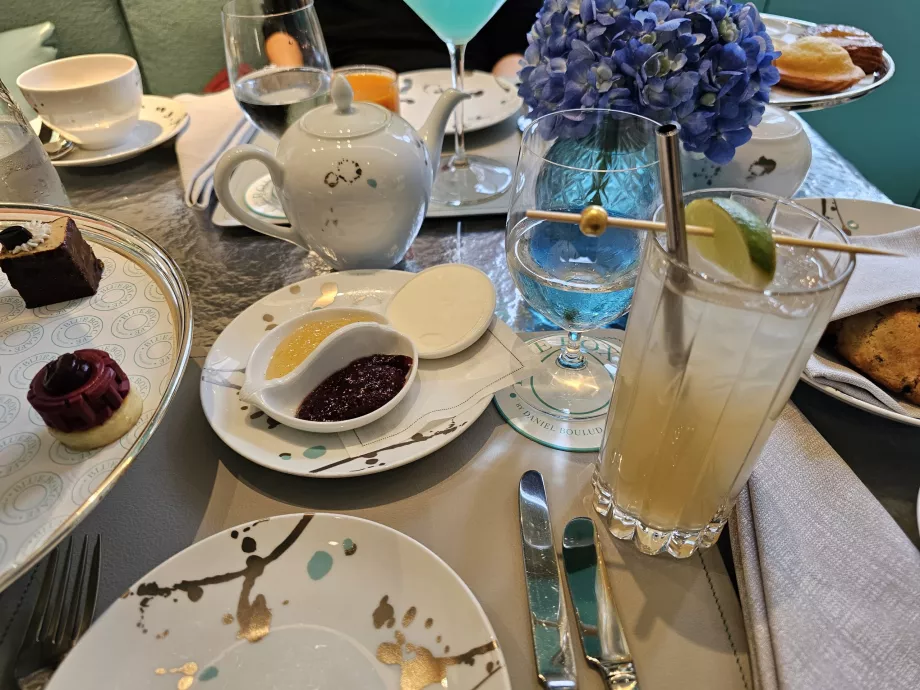 Boîte bleue, marmelade, beurre et cocktail