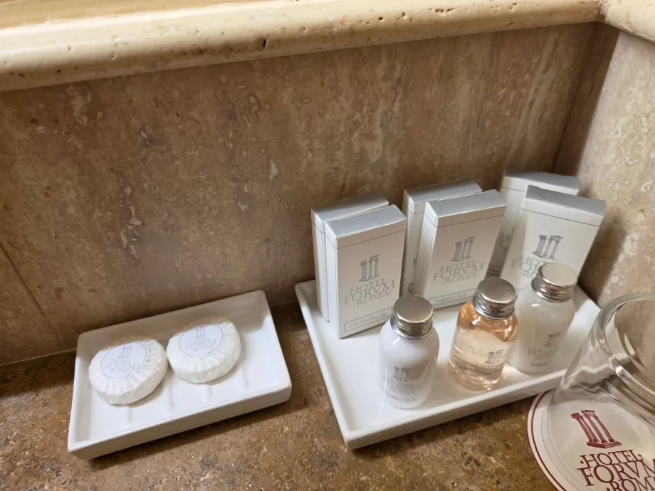 Kit de commodités dans la salle de bains