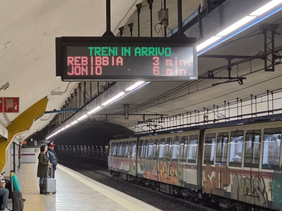 Panneaux d'information dans le métro