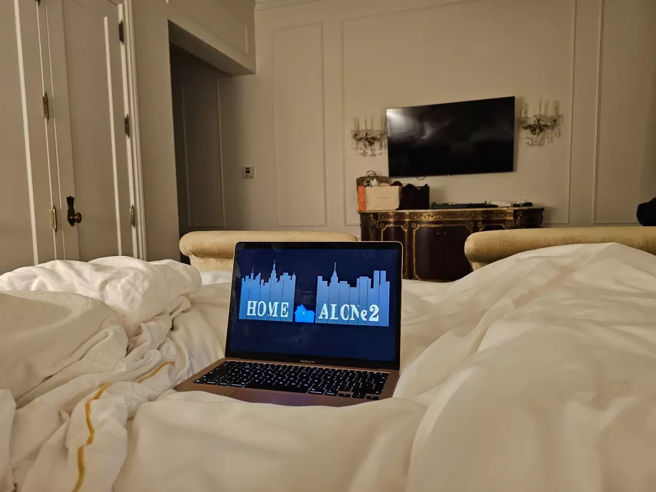 Regarder Home Alone 2 dans une chambre de l'hôtel Plaza
