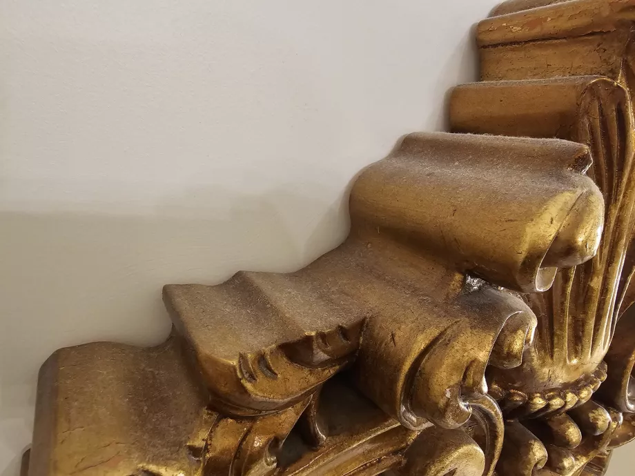 Poussière sur le lit de l'hôtel Plaza