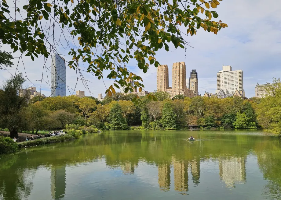 Le lac et la ligne d'horizon de Uptown