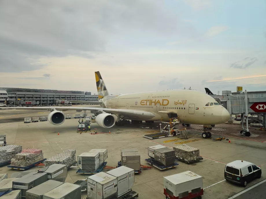 Un Airbus A380 à la porte d'embarquement de l'aéroport de Singapour