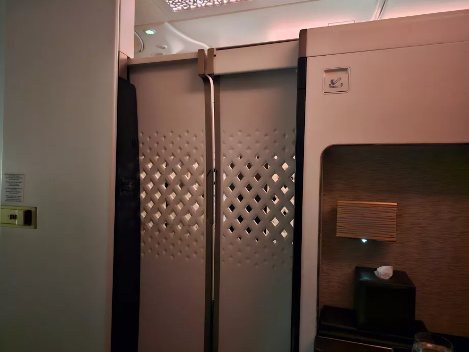 Une porte fermée entre le siège et le couloir