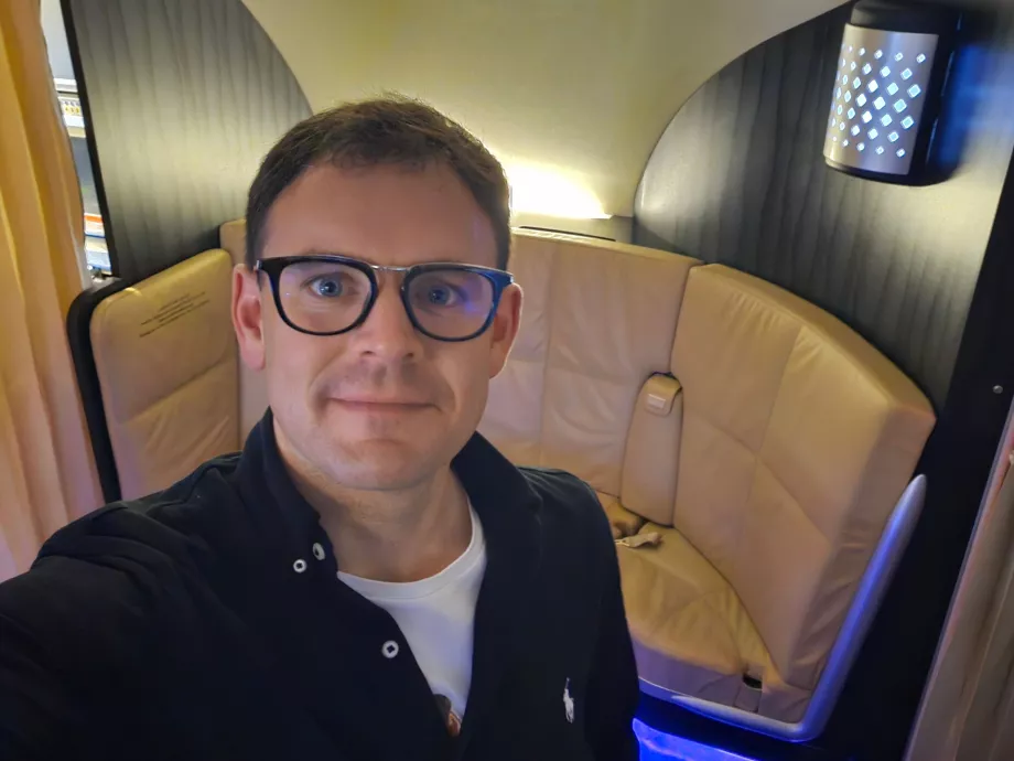 Moi, au bar de l'avion