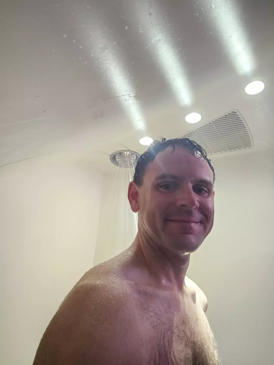 Moi sous la douche pendant le vol