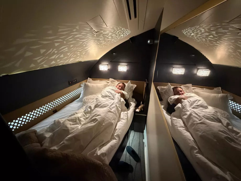 Moi, allongé dans mon lit pendant le vol