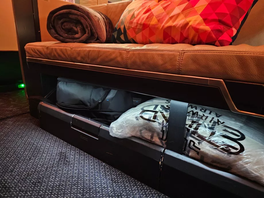 Espace de rangement sous le lit