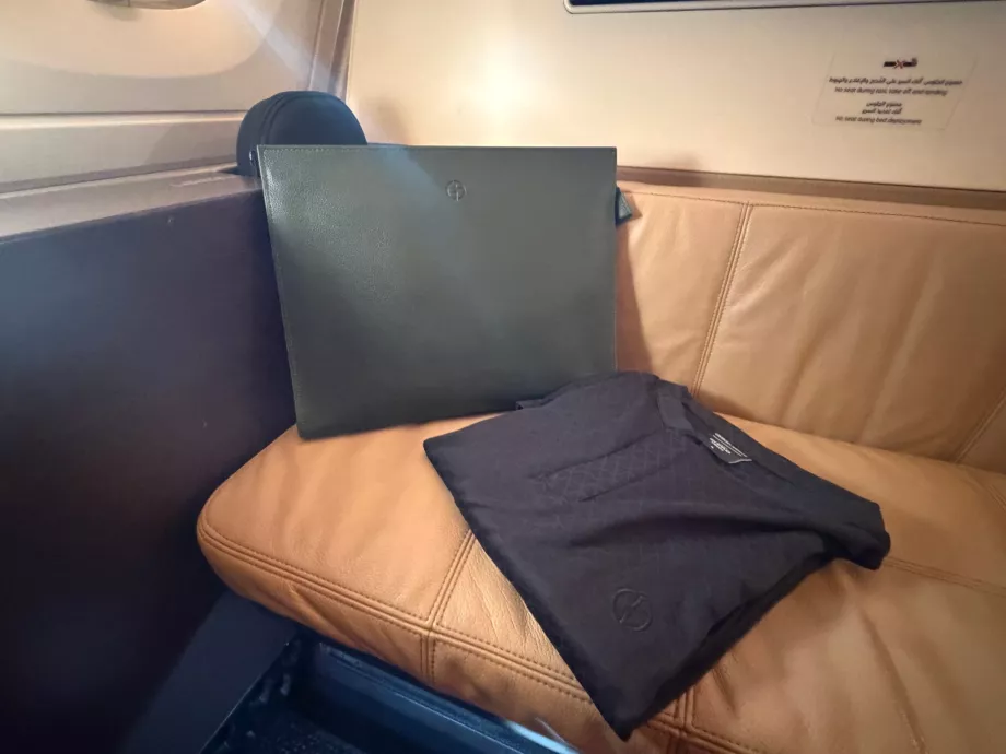 Un pyjama et un petit sac