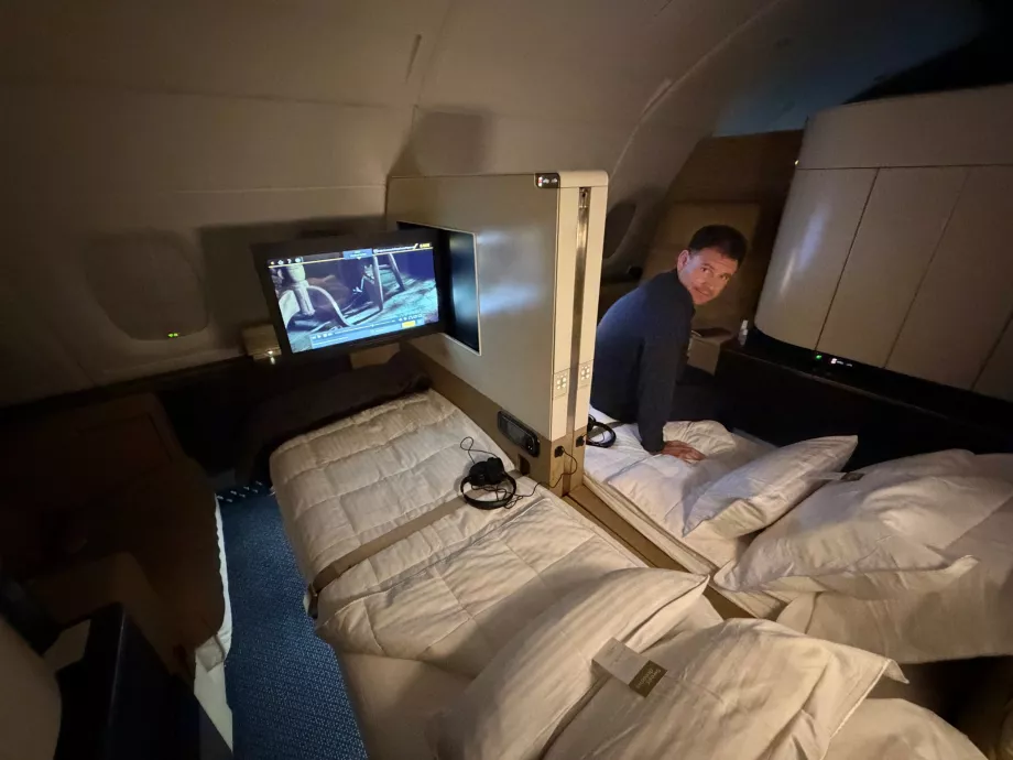 Moi, allongé sur le lit en première classe d'Etihad Airways