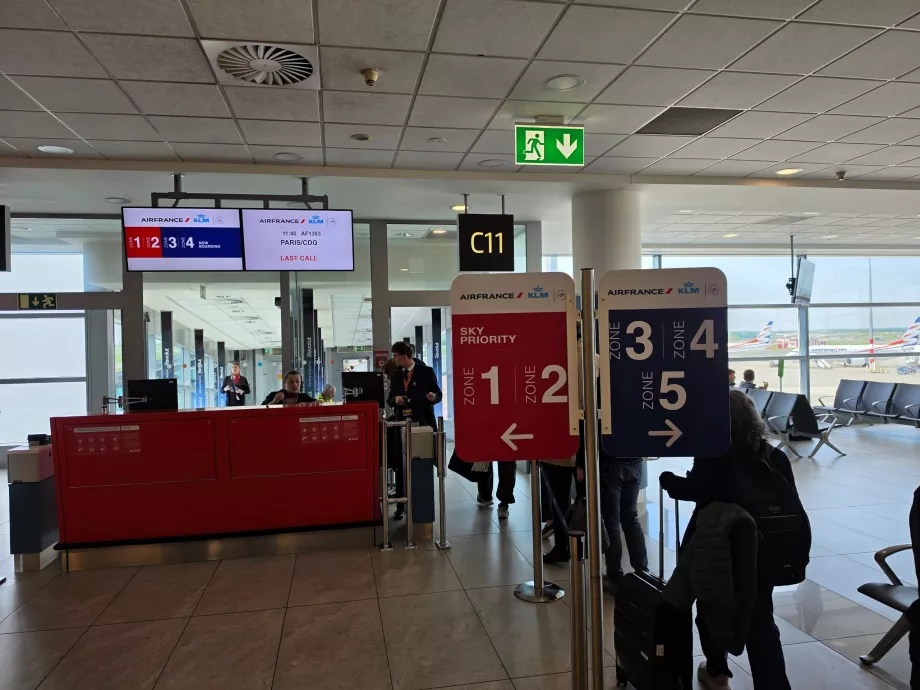Embarquement dans l'avion strictement selon les zones