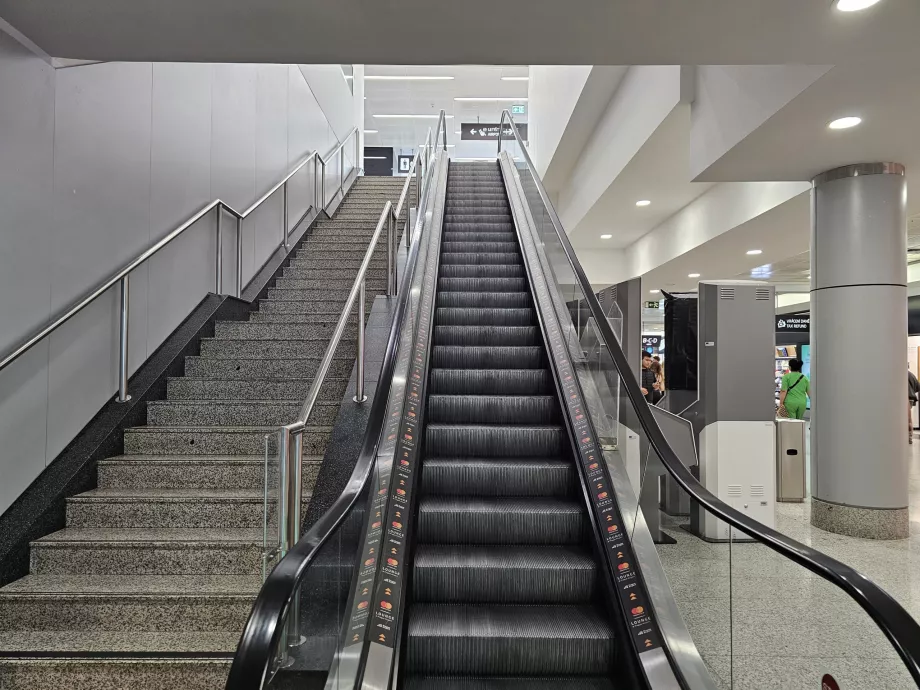 Escalator vers le Food Court et le salon Mastercard