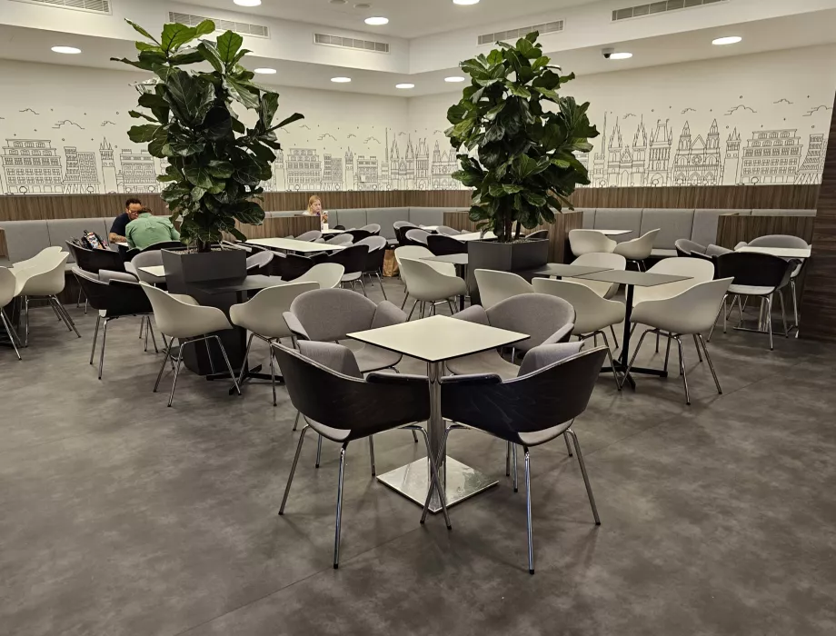 Tables à manger dans une partie tranquille du salon