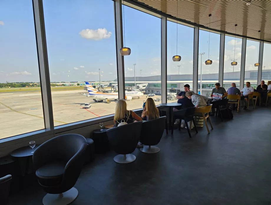 Vue du salon sur l'aire de trafic de l'aéroport