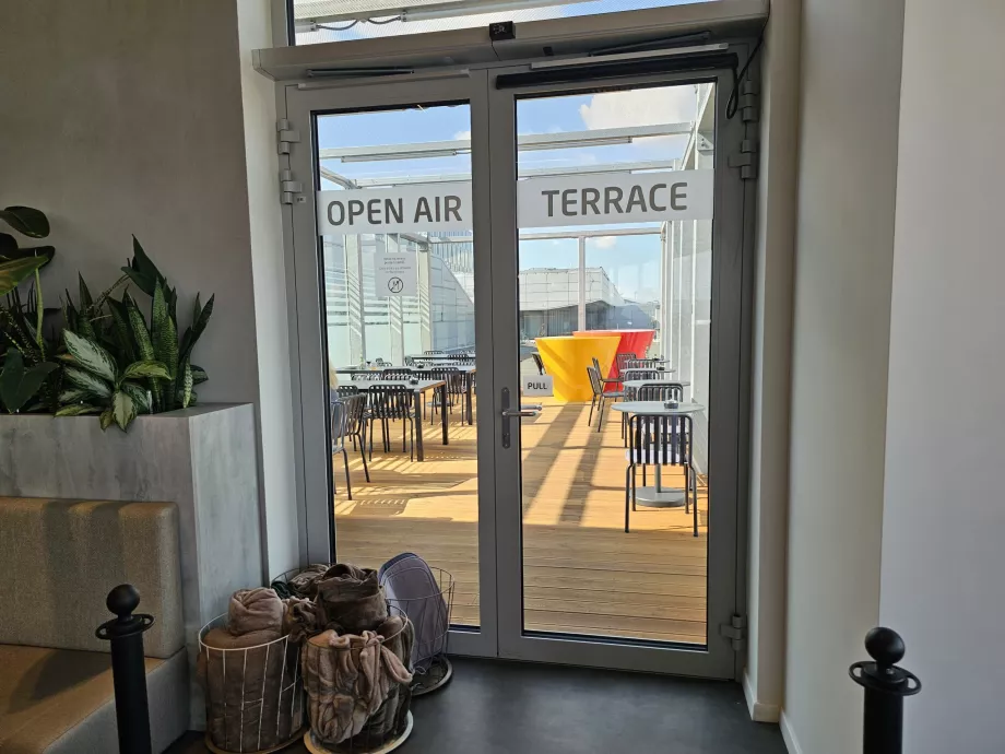 Terrasse pour fumeurs et visiteurs