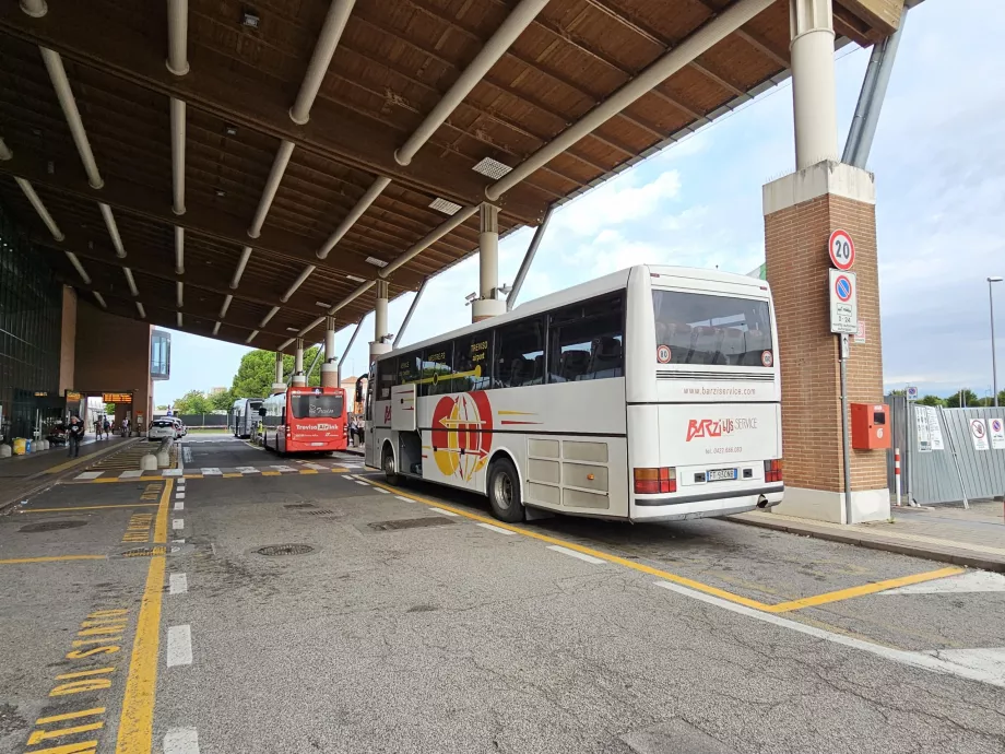 Bus pour Venise, Mestre et Trévise AirLink (rouge au milieu)
