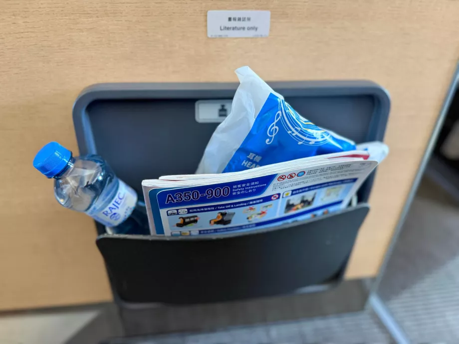 Compartiment de rangement et bouteille d'eau