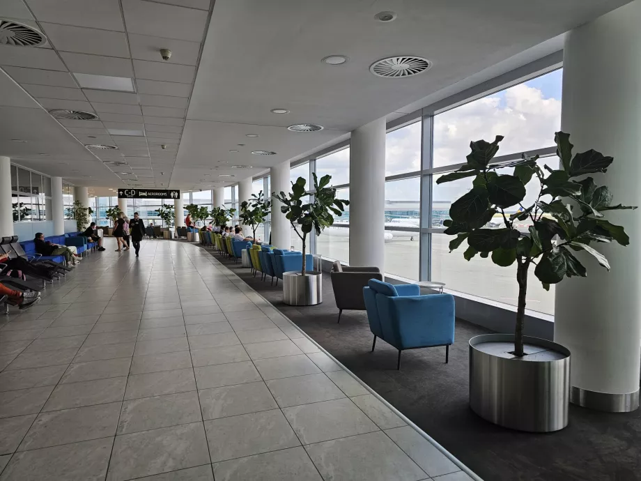 Sièges confortables, zone de transit du terminal 1