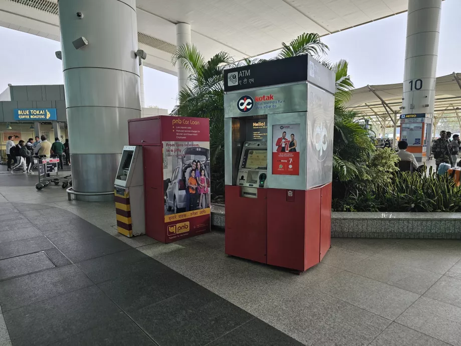 Distributeurs de billets devant le terminal 1