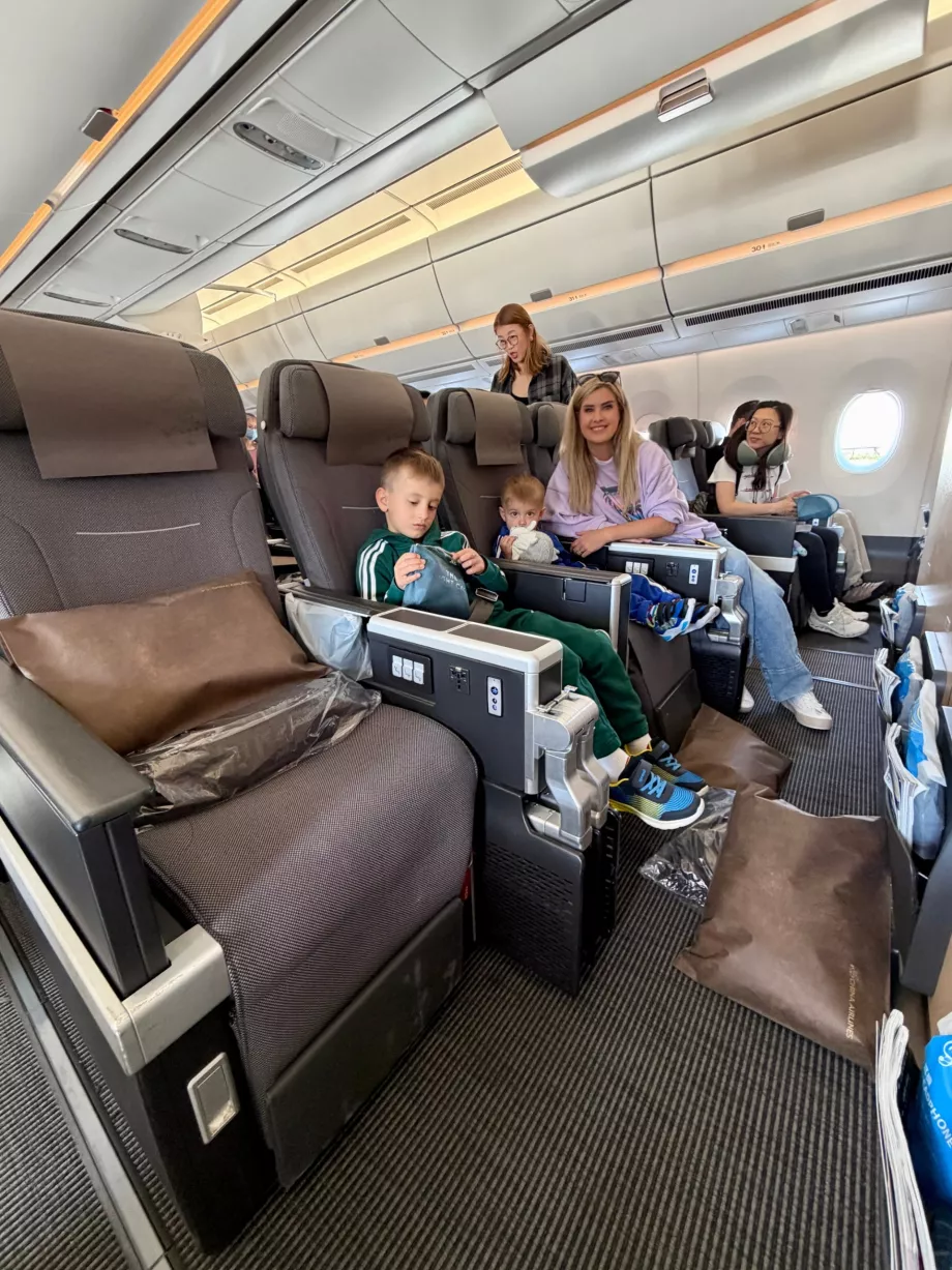 Notre famille dans la première rangée Premium Economy
