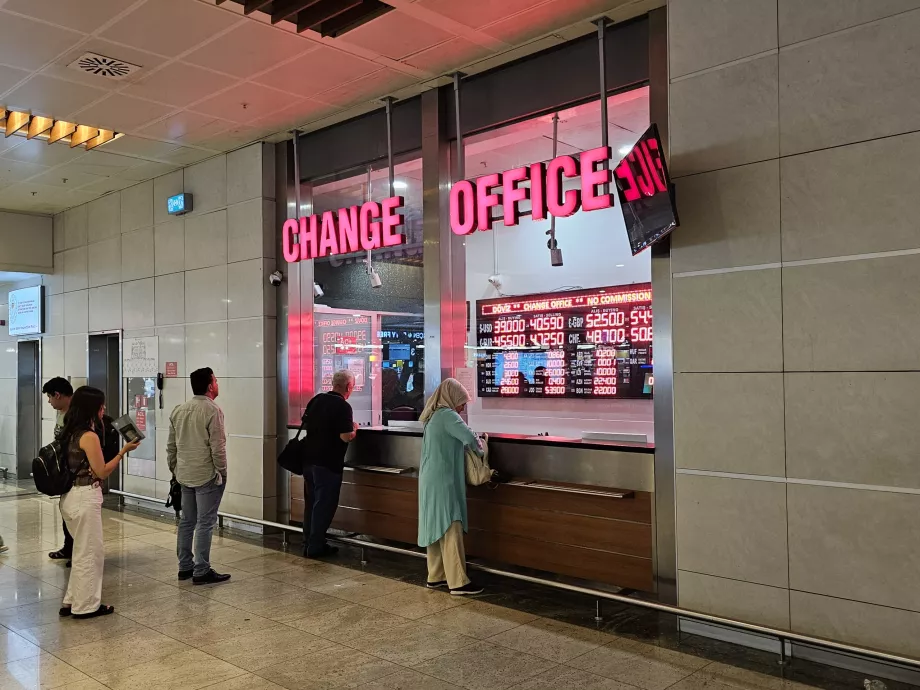 Change de devises aux tapis de récupération des bagages