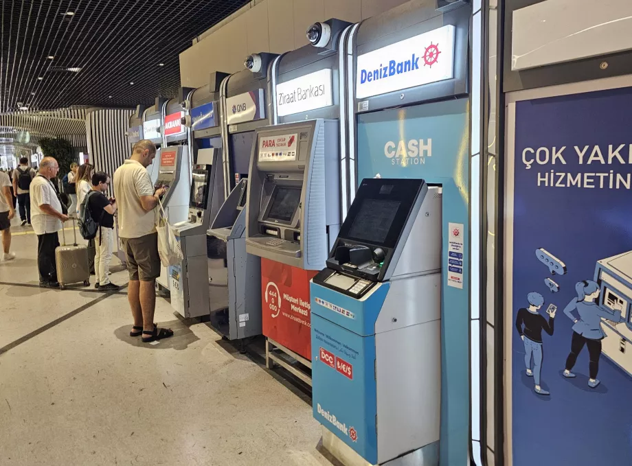 Distributeurs de billets à l'entrée de la station de métro