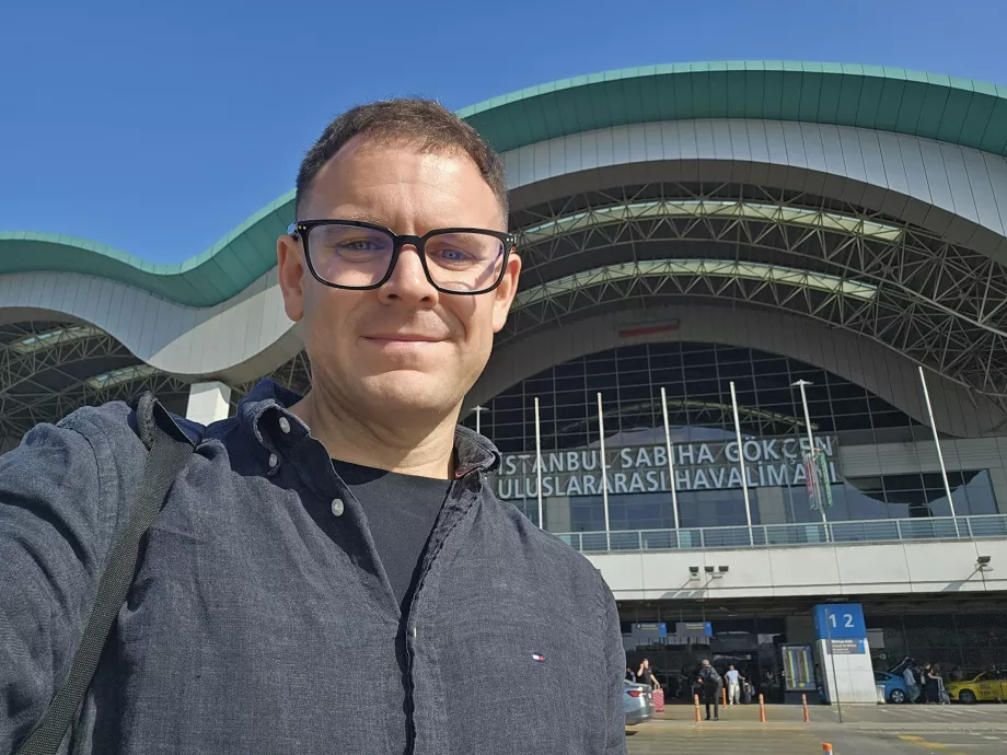 Moi devant le terminal de l'aéroport d'Istanbul SAW