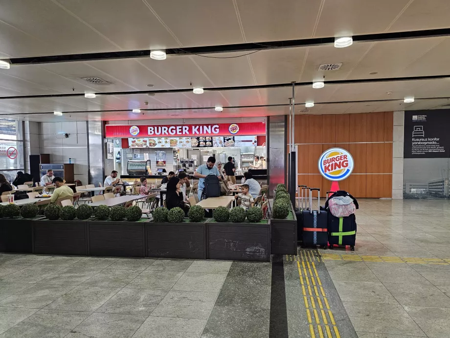 Burger King, zone publique des arrivées