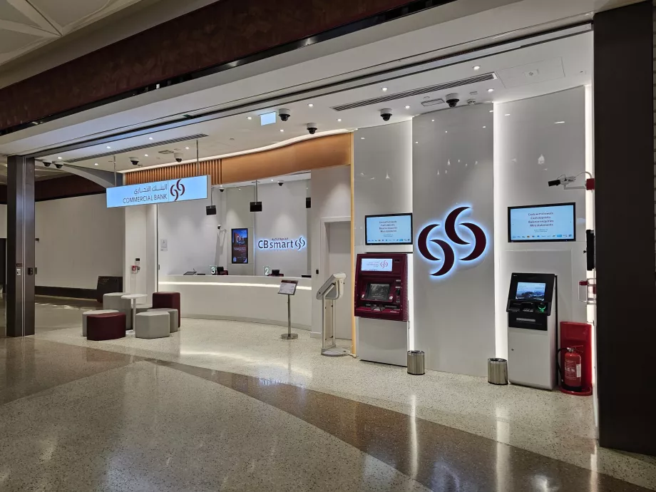 Banque avec bureau de change et distributeur automatique de billets près de la station de métro