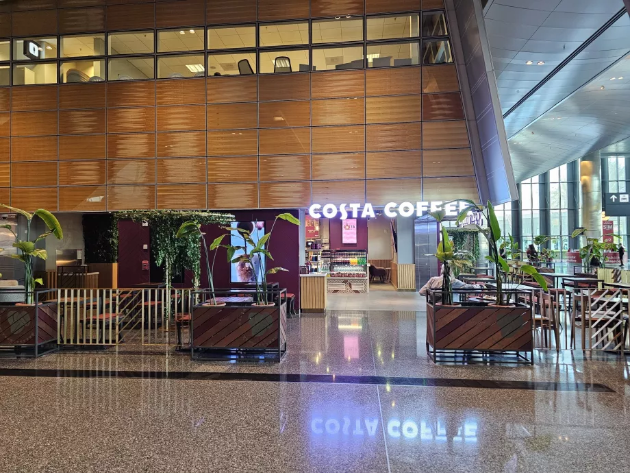 Costa Coffee, partie publique du hall des arrivées