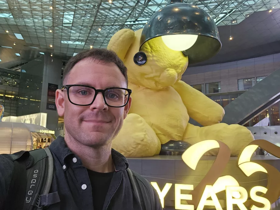 Moi devant un ours jaune avec une lampe