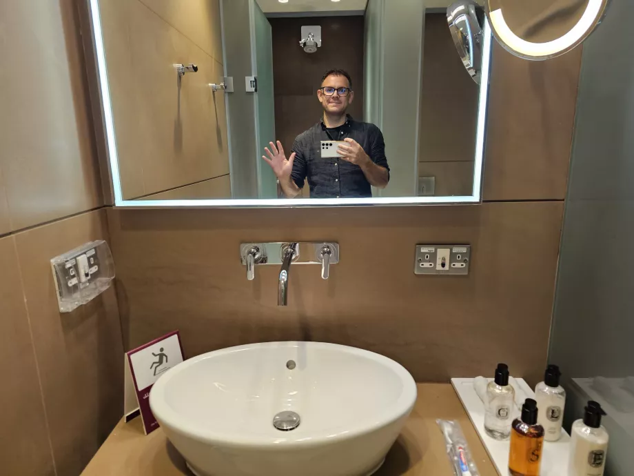 Christopher dans la salle de douche