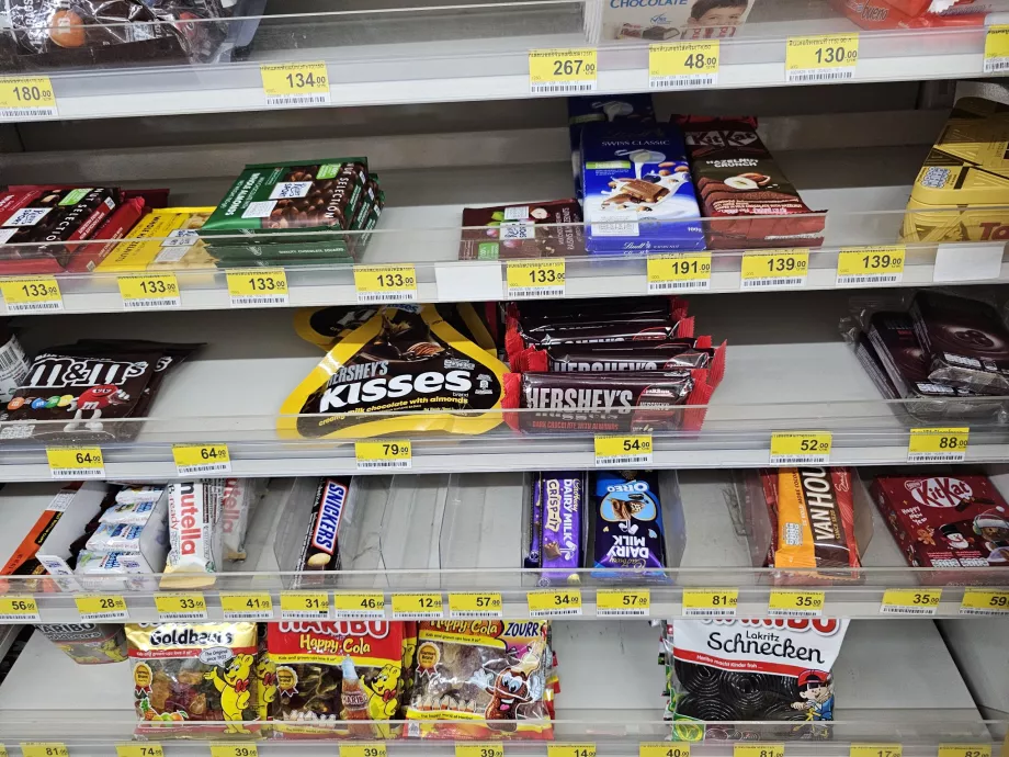 Etagère avec des bonbons