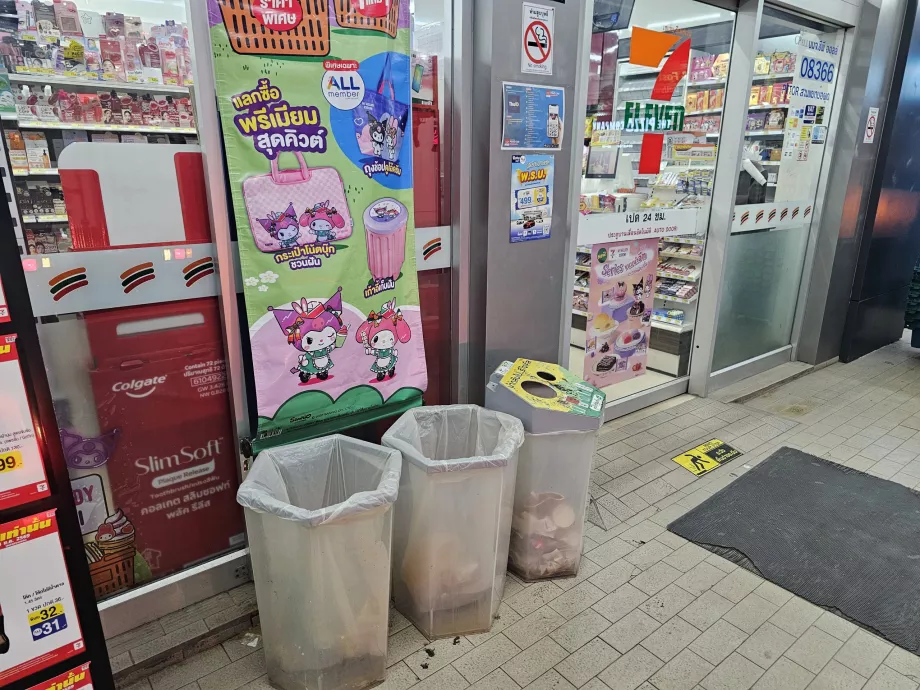 Les poubelles ne sont pas la norme en Thaïlande, mais vous pouvez toujours en trouver à 7-Eleven.