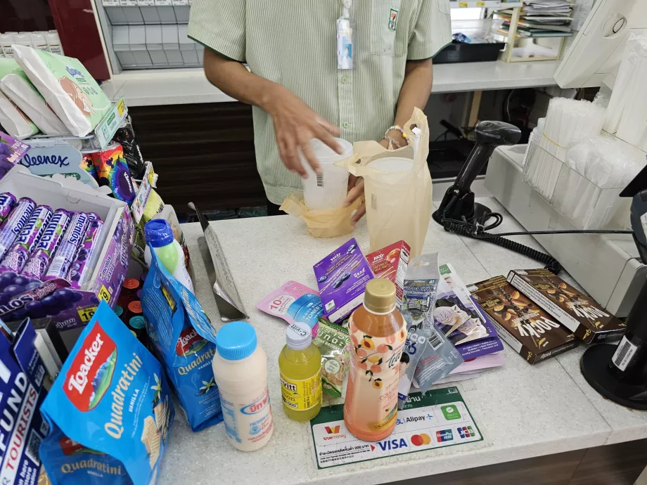 Le personnel met toujours les gobelets de glace dans un sac.