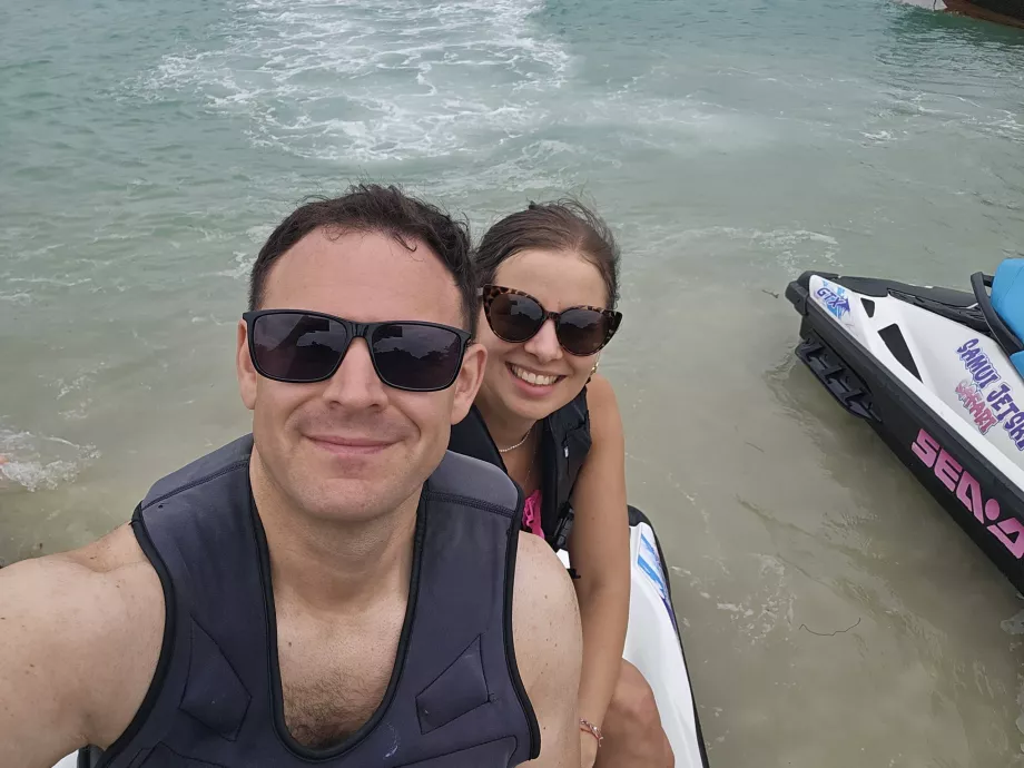 Nous sommes sur un jet ski avant de quitter Pig Island