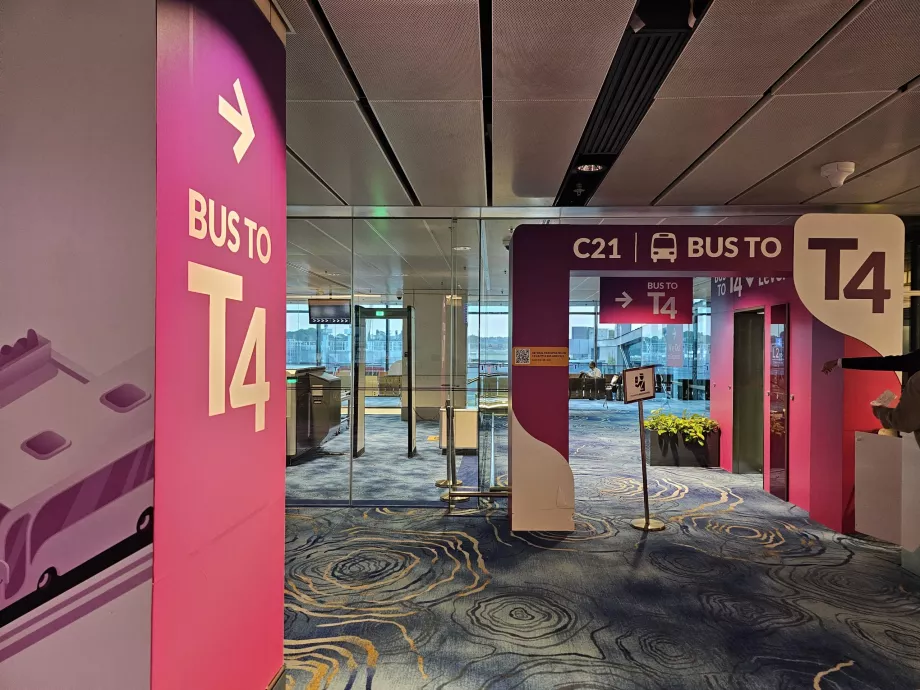 Bus de transport en commun du terminal 1 au terminal 4 (à la porte C21)