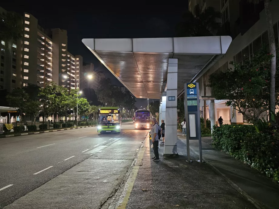 Arrêt de bus 102 direction Seletar à la station de métro Sengkang