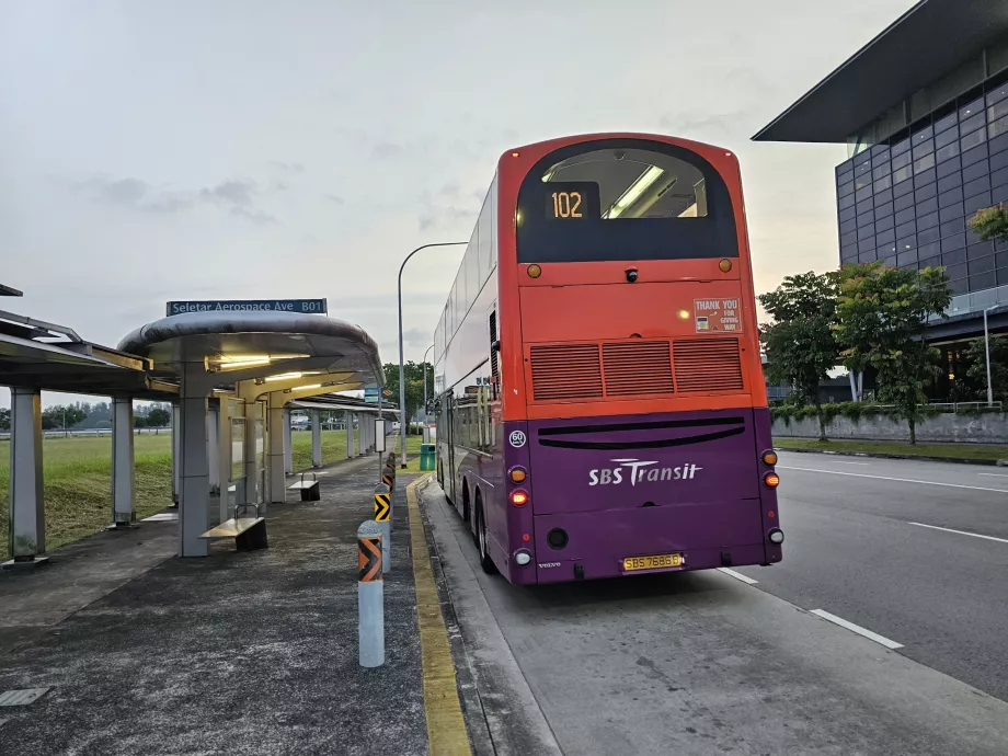 Arrêt de bus devant l'aéroport