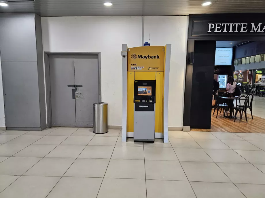 Distributeur automatique de billets dans l'espace public